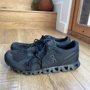 On Cloud all black running shoes